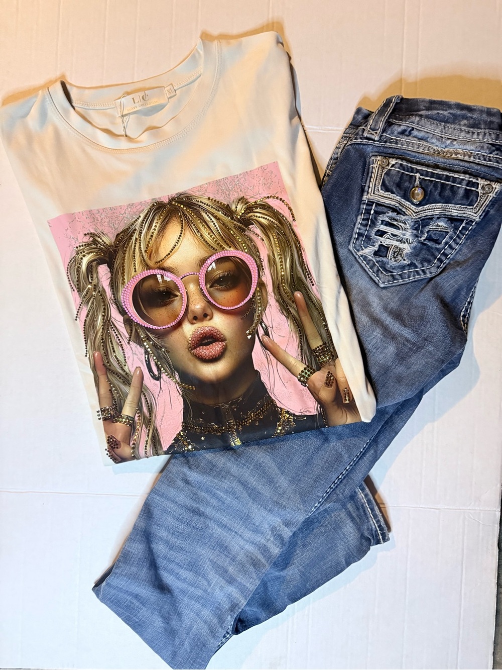 Source Unknown White Graphic Short Sleeve Tee with Pink & Gold Accents